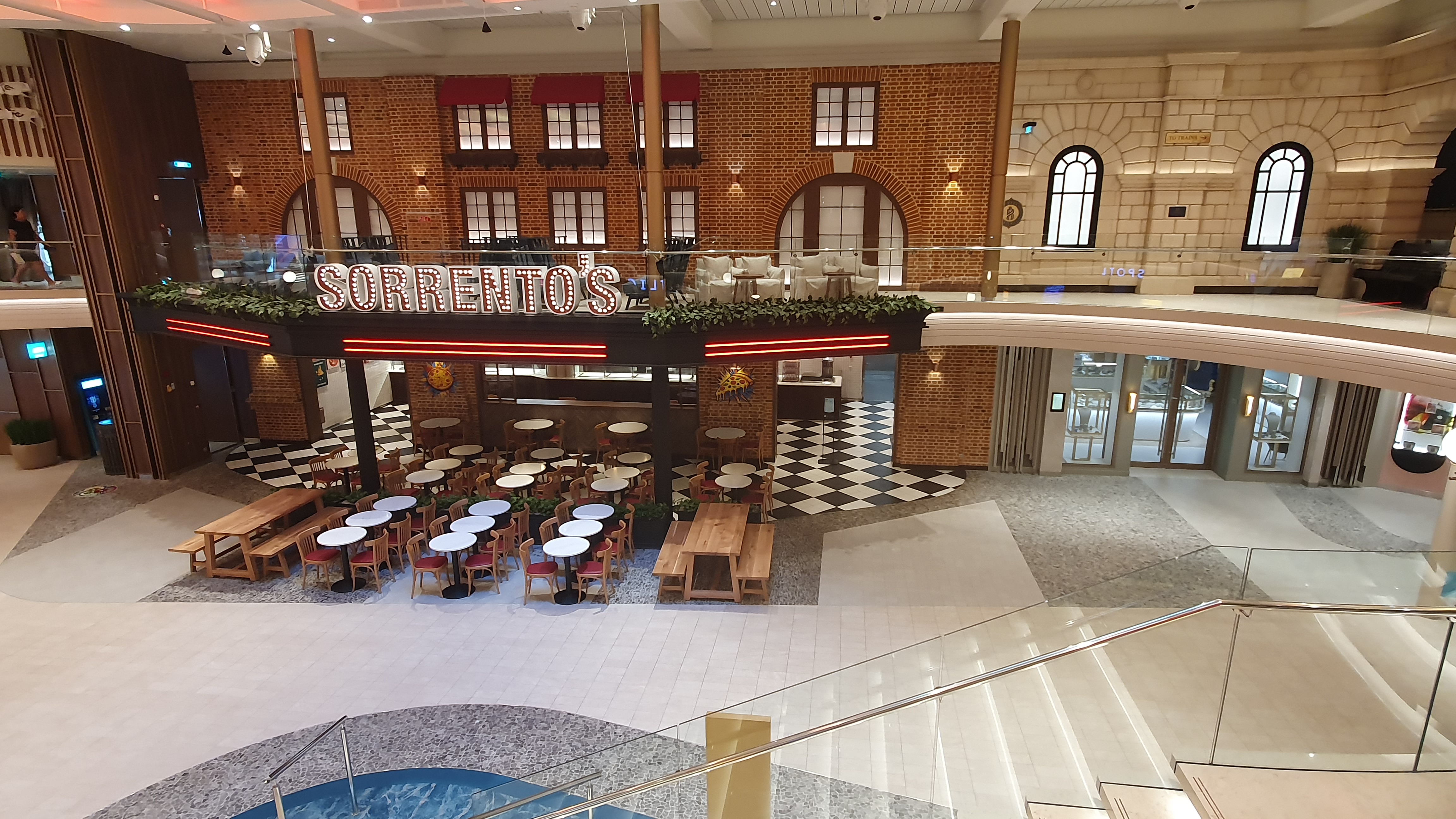 Sorrento's Pizzeria auf Royal Promenade auf Legend of the Seas