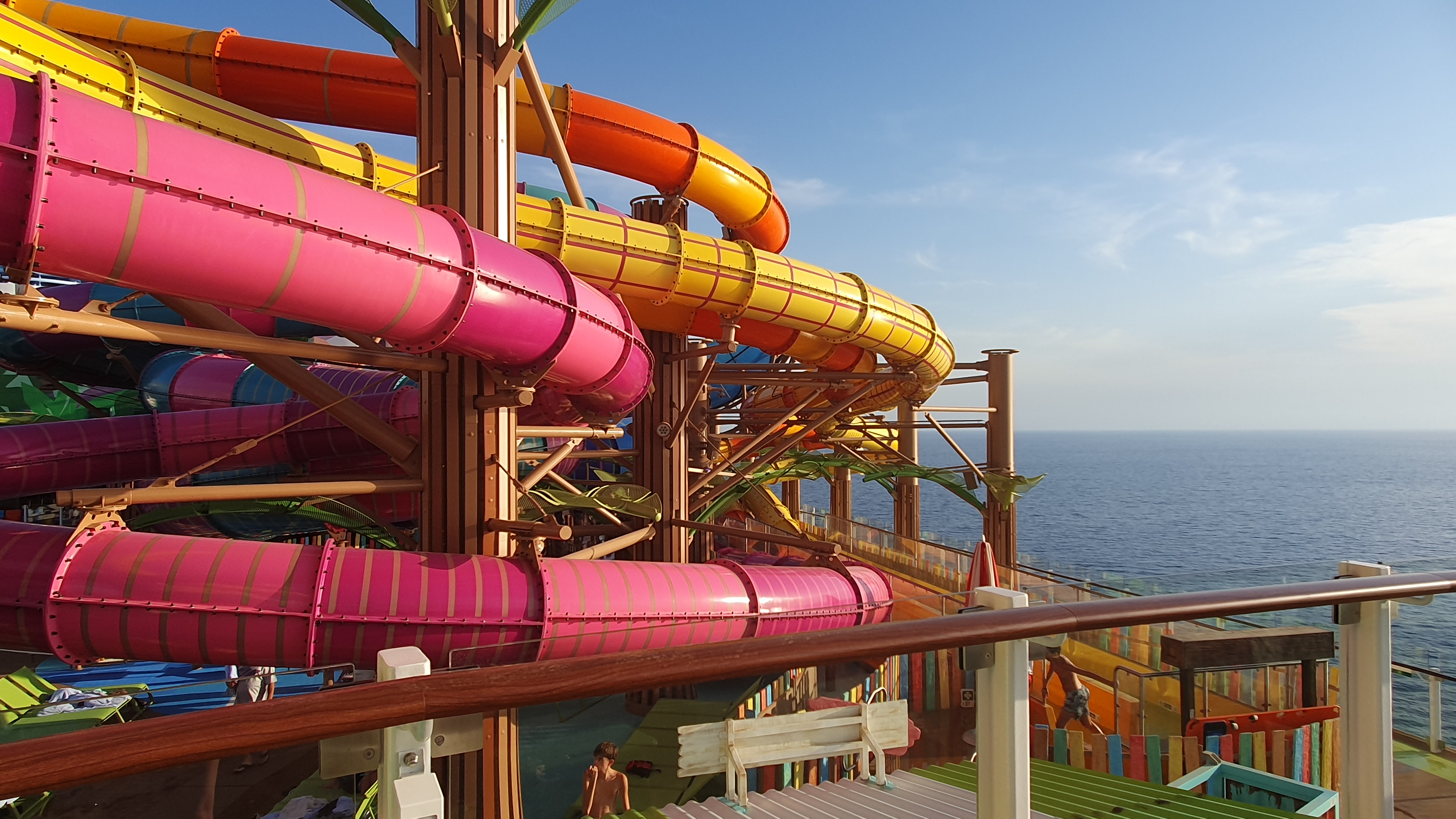 Category 6 Wasserpark mit Rutschen auf Legend of the Seas