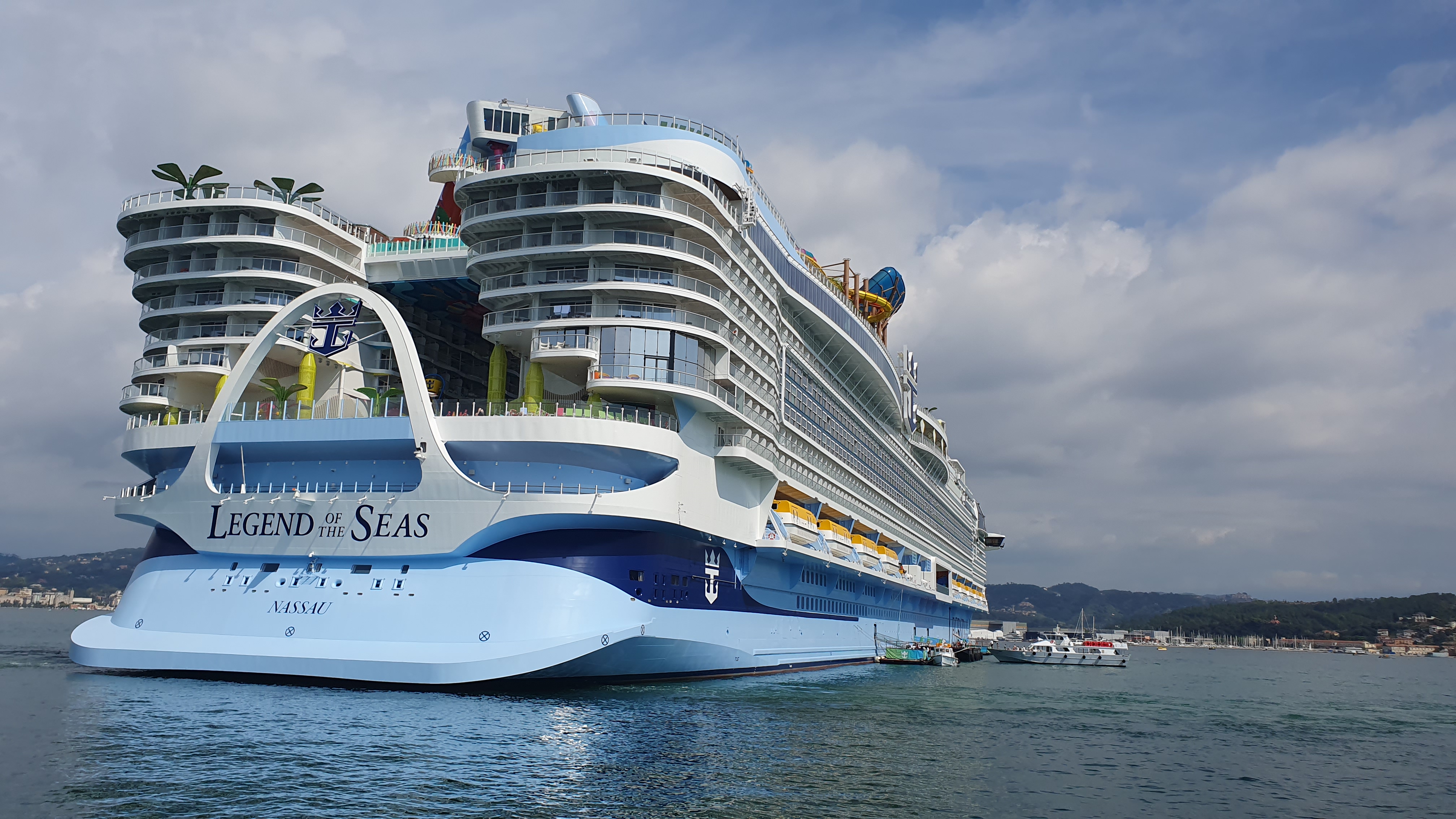 Au&szlig;ensicht auf Heck: Legend of the Seas auf dem Meer